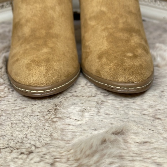 Newport News•Carmel Color•Boots - Picture 8 of 9